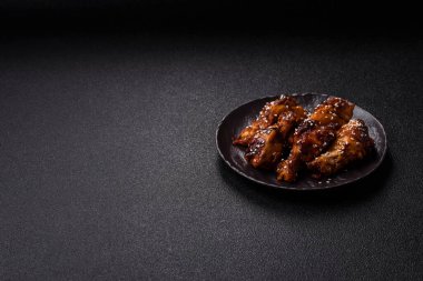 Teriyaki soslu ızgara tavuk kanadı. Sıcak baharatlı yemek, fast food.