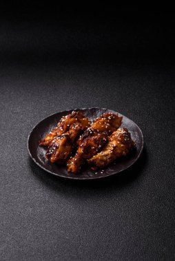 Teriyaki soslu ızgara tavuk kanadı. Sıcak baharatlı yemek, fast food.