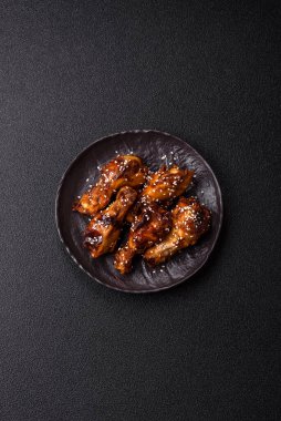 Teriyaki soslu ızgara tavuk kanadı. Sıcak baharatlı yemek, fast food.