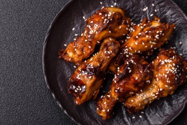 Teriyaki soslu ızgara tavuk kanadı. Sıcak baharatlı yemek, fast food.