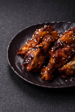 Teriyaki soslu ızgara tavuk kanadı. Sıcak baharatlı yemek, fast food.