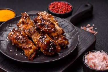 Teriyaki soslu ızgara tavuk kanadı. Sıcak baharatlı yemek, fast food.
