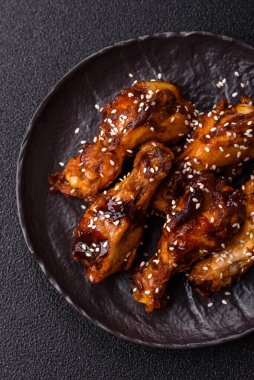 Teriyaki soslu ızgara tavuk kanadı. Sıcak baharatlı yemek, fast food.