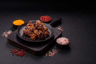 Teriyaki soslu ızgara tavuk kanadı. Sıcak baharatlı yemek, fast food.