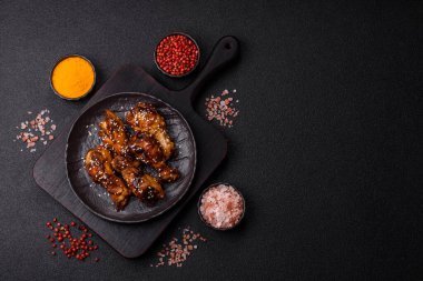 Teriyaki soslu ızgara tavuk kanadı. Sıcak baharatlı yemek, fast food.