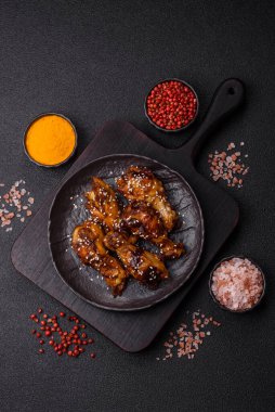 Teriyaki soslu ızgara tavuk kanadı. Sıcak baharatlı yemek, fast food.