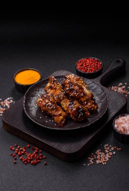 Teriyaki soslu ızgara tavuk kanadı. Sıcak baharatlı yemek, fast food.