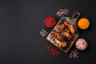 Teriyaki soslu ızgara tavuk kanadı. Sıcak baharatlı yemek, fast food.