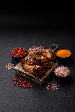 Teriyaki soslu ızgara tavuk kanadı. Sıcak baharatlı yemek, fast food.