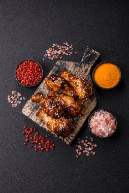 Teriyaki soslu ızgara tavuk kanadı. Sıcak baharatlı yemek, fast food.