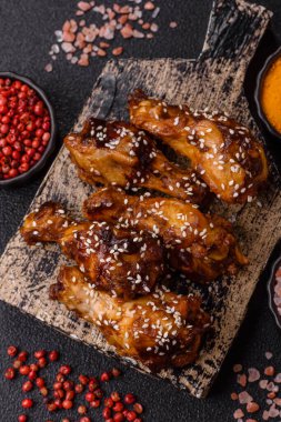 Teriyaki soslu ızgara tavuk kanadı. Sıcak baharatlı yemek, fast food.