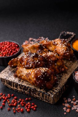 Teriyaki soslu ızgara tavuk kanadı. Sıcak baharatlı yemek, fast food.