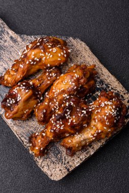 Teriyaki soslu ızgara tavuk kanadı. Sıcak baharatlı yemek, fast food.