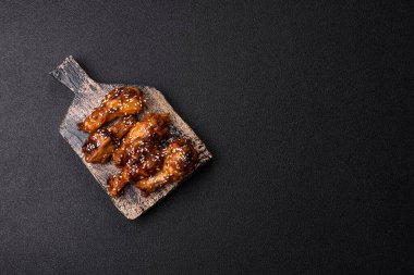 Teriyaki soslu ızgara tavuk kanadı. Sıcak baharatlı yemek, fast food.