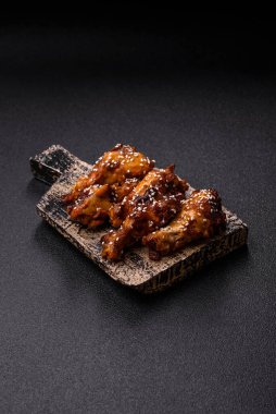 Teriyaki soslu ızgara tavuk kanadı. Sıcak baharatlı yemek, fast food.