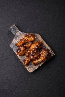 Teriyaki soslu ızgara tavuk kanadı. Sıcak baharatlı yemek, fast food.