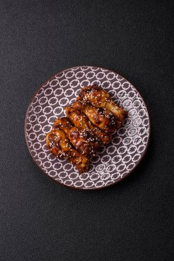 Teriyaki soslu ızgara tavuk kanadı. Sıcak baharatlı yemek, fast food.