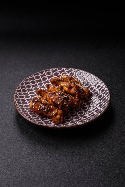 Teriyaki soslu ızgara tavuk kanadı. Sıcak baharatlı yemek, fast food.