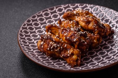 Teriyaki soslu ızgara tavuk kanadı. Sıcak baharatlı yemek, fast food.