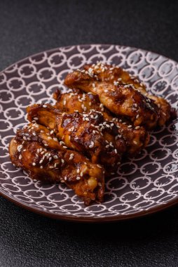 Teriyaki soslu ızgara tavuk kanadı. Sıcak baharatlı yemek, fast food.