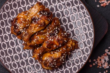 Teriyaki soslu ızgara tavuk kanadı. Sıcak baharatlı yemek, fast food.
