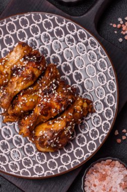 Teriyaki soslu ızgara tavuk kanadı. Sıcak baharatlı yemek, fast food.