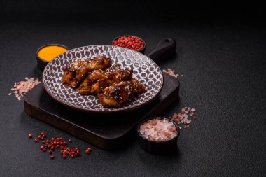 Teriyaki soslu ızgara tavuk kanadı. Sıcak baharatlı yemek, fast food.