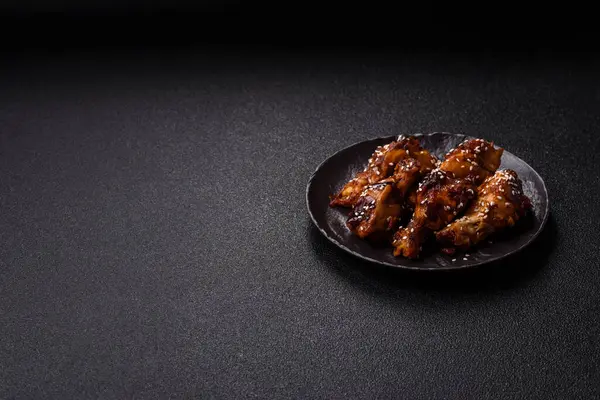 Teriyaki soslu ızgara tavuk kanadı. Sıcak baharatlı yemek, fast food.