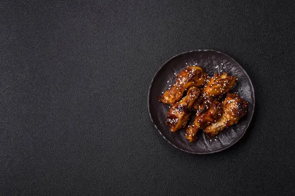 Teriyaki soslu ızgara tavuk kanadı. Sıcak baharatlı yemek, fast food.