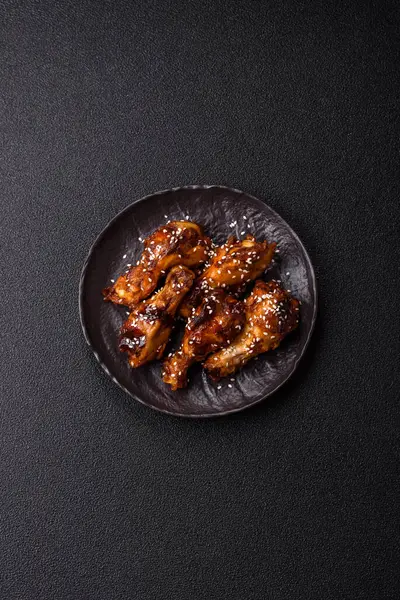Teriyaki soslu ızgara tavuk kanadı. Sıcak baharatlı yemek, fast food.