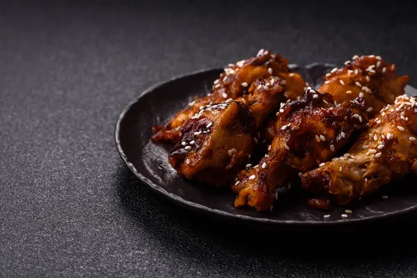 Teriyaki soslu ızgara tavuk kanadı. Sıcak baharatlı yemek, fast food.
