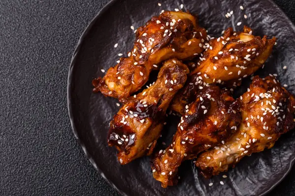 Teriyaki soslu ızgara tavuk kanadı. Sıcak baharatlı yemek, fast food.