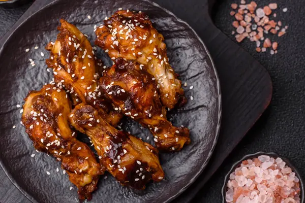 Teriyaki soslu ızgara tavuk kanadı. Sıcak baharatlı yemek, fast food.