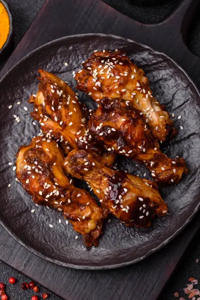 Teriyaki soslu ızgara tavuk kanadı. Sıcak baharatlı yemek, fast food.