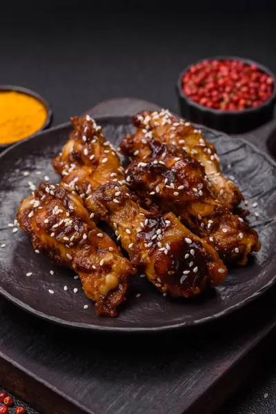 Teriyaki soslu ızgara tavuk kanadı. Sıcak baharatlı yemek, fast food.