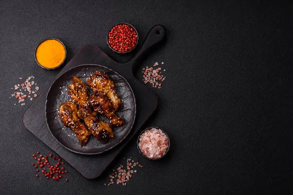 Teriyaki soslu ızgara tavuk kanadı. Sıcak baharatlı yemek, fast food.