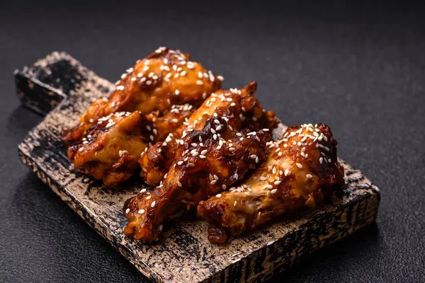 Teriyaki soslu ızgara tavuk kanadı. Sıcak baharatlı yemek, fast food.