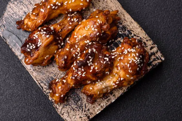 Teriyaki soslu ızgara tavuk kanadı. Sıcak baharatlı yemek, fast food.
