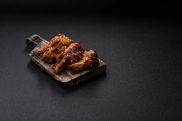Teriyaki soslu ızgara tavuk kanadı. Sıcak baharatlı yemek, fast food.