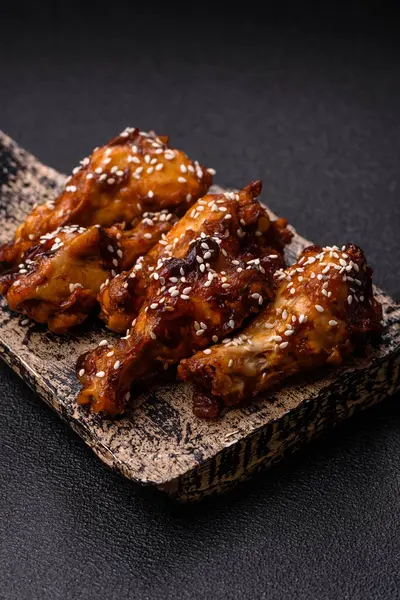 Teriyaki soslu ızgara tavuk kanadı. Sıcak baharatlı yemek, fast food.
