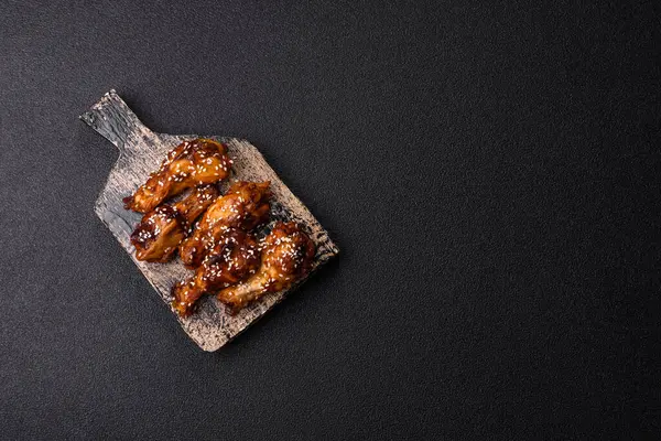Teriyaki soslu ızgara tavuk kanadı. Sıcak baharatlı yemek, fast food.