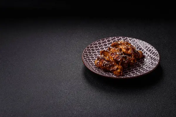 Teriyaki soslu ızgara tavuk kanadı. Sıcak baharatlı yemek, fast food.