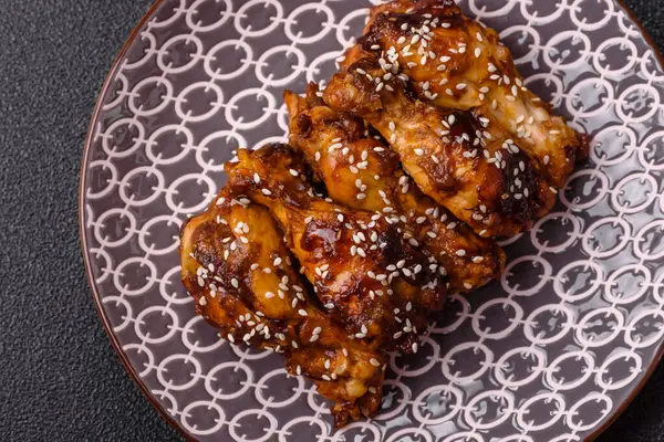 Teriyaki soslu ızgara tavuk kanadı. Sıcak baharatlı yemek, fast food.