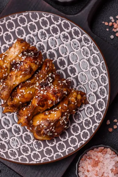 Teriyaki soslu ızgara tavuk kanadı. Sıcak baharatlı yemek, fast food.