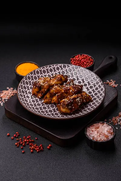 Teriyaki soslu ızgara tavuk kanadı. Sıcak baharatlı yemek, fast food.