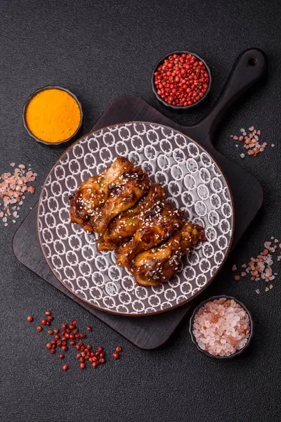 Teriyaki soslu ızgara tavuk kanadı. Sıcak baharatlı yemek, fast food.