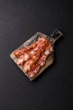 Kızarmış domuz pastırması, İngiliz kahvaltısı için domuz rostosu. Sabah sofrası için kızarmış pastırma.