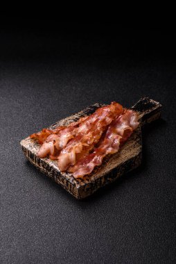 Kızarmış domuz pastırması, İngiliz kahvaltısı için domuz rostosu. Sabah sofrası için kızarmış pastırma.