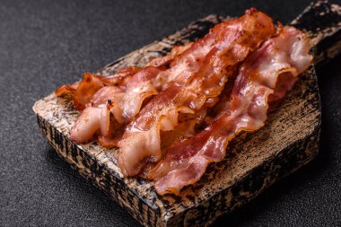 Kızarmış domuz pastırması, İngiliz kahvaltısı için domuz rostosu. Sabah sofrası için kızarmış pastırma.