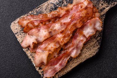 Kızarmış domuz pastırması, İngiliz kahvaltısı için domuz rostosu. Sabah sofrası için kızarmış pastırma.